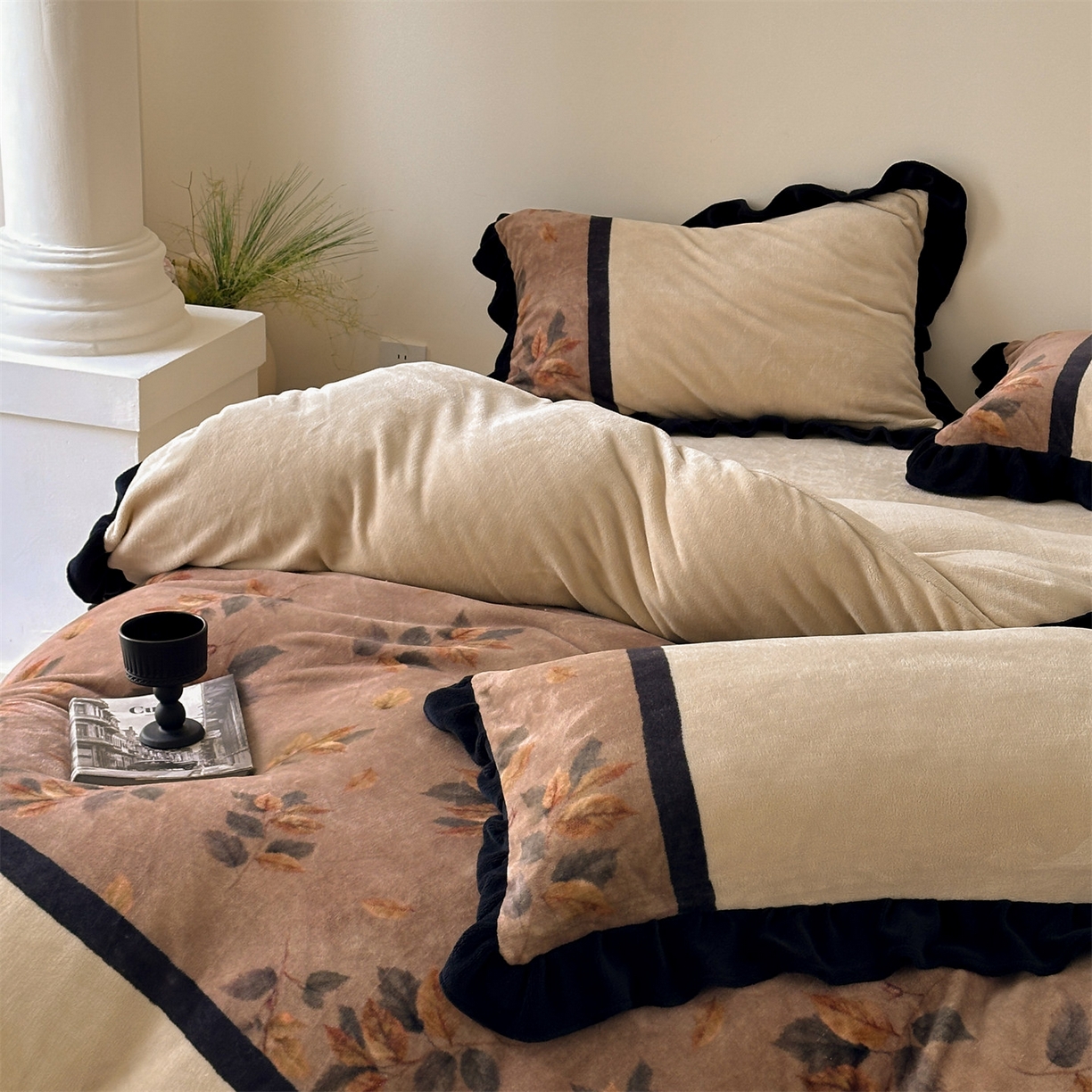 91家纺网 家纺一手货源 找家纺 （总）一左一右 2025秋冬新款法式复古风数码印花高克重花边牛奶绒四件套-莫妮卡（提供买家秀）