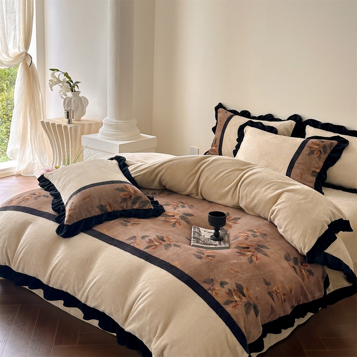 91家纺网 家纺一手货源 找家纺 （总）一左一右 2025秋冬新款法式复古风数码印花高克重花边牛奶绒四件套-莫妮卡（提供买家秀）