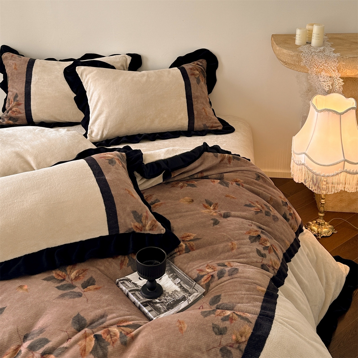 91家纺网 家纺一手货源 找家纺 （总）一左一右 2025秋冬新款法式复古风数码印花高克重花边牛奶绒四件套-莫妮卡（提供买家秀）