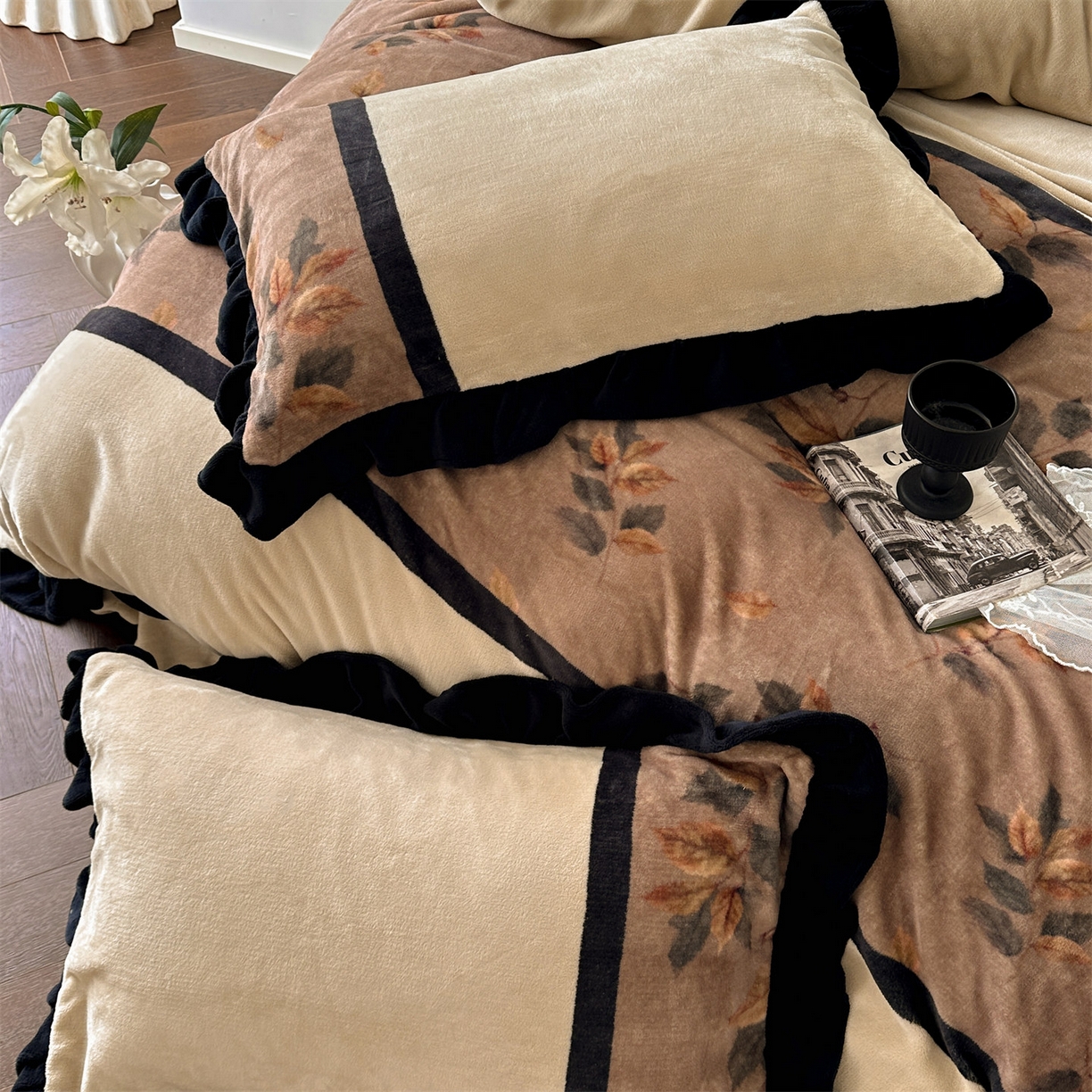 91家纺网 家纺一手货源 找家纺 （总）一左一右 2025秋冬新款法式复古风数码印花高克重花边牛奶绒四件套-莫妮卡（提供买家秀）