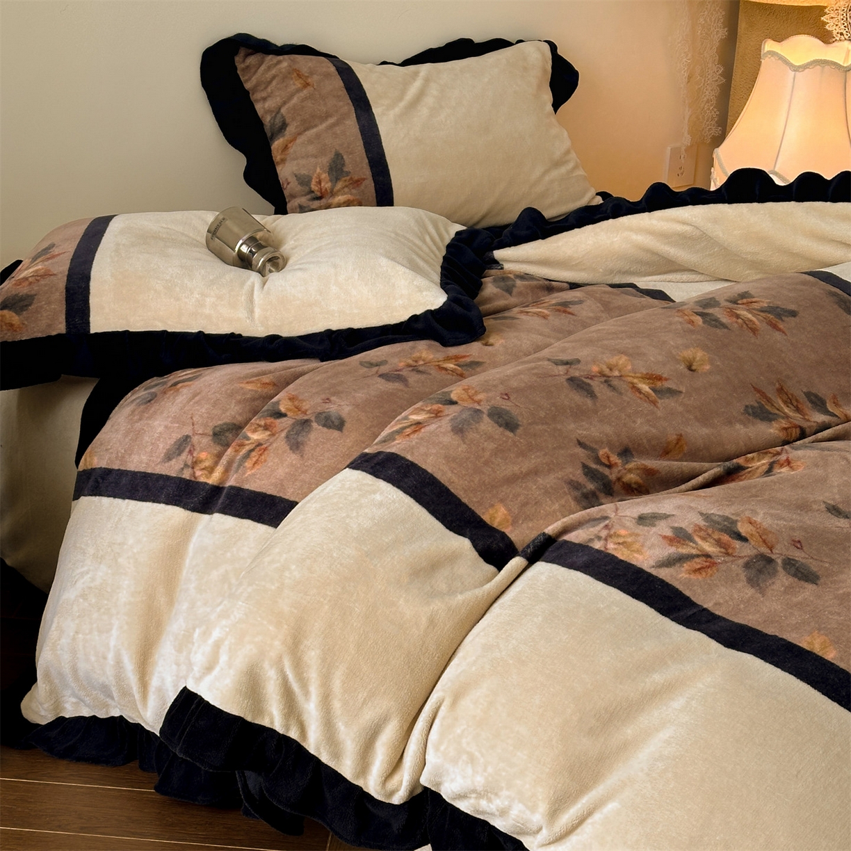 91家纺网 家纺一手货源 找家纺 （总）一左一右 2025秋冬新款法式复古风数码印花高克重花边牛奶绒四件套-莫妮卡（提供买家秀）