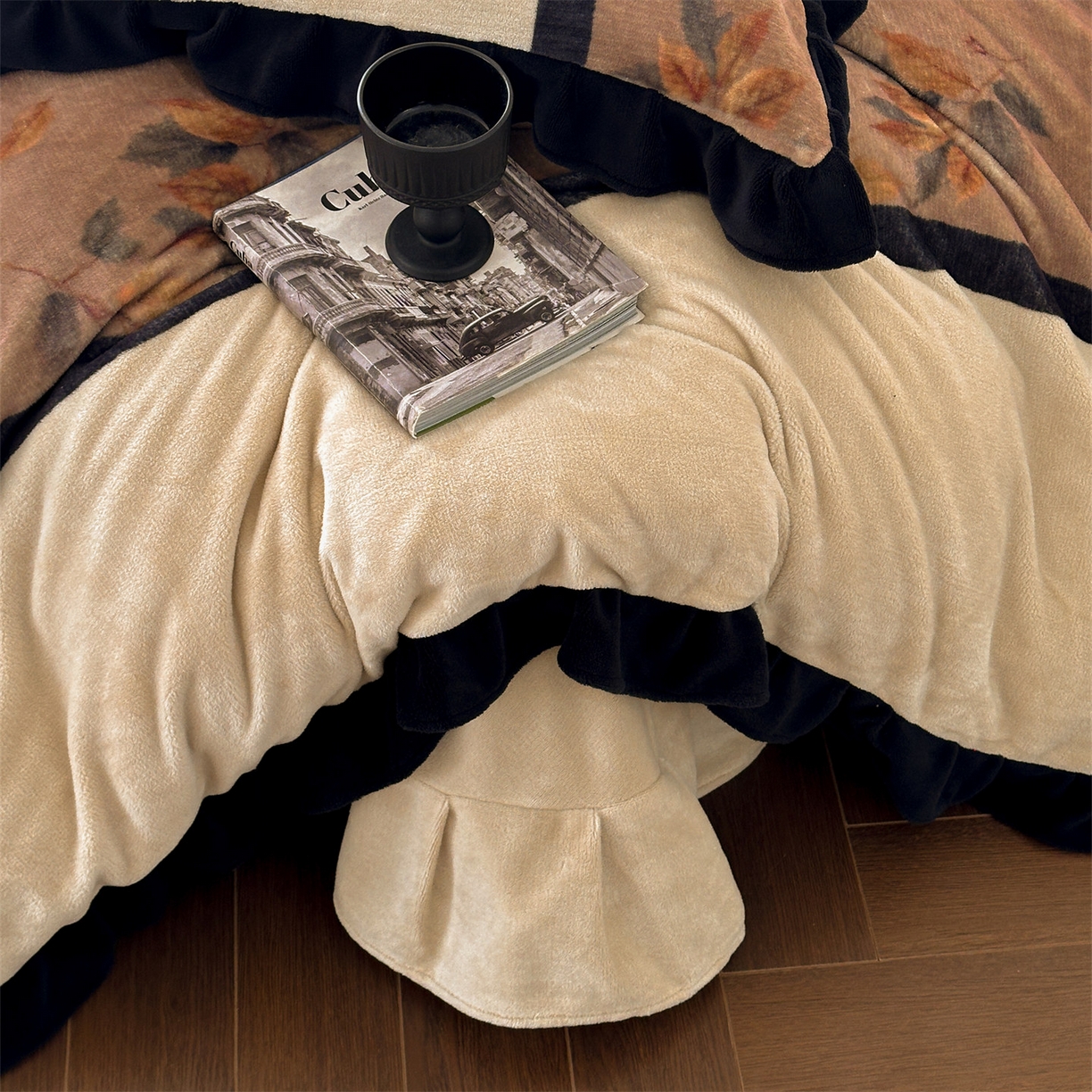 91家纺网 家纺一手货源 找家纺 （总）一左一右 2025秋冬新款法式复古风数码印花高克重花边牛奶绒四件套-莫妮卡（提供买家秀）