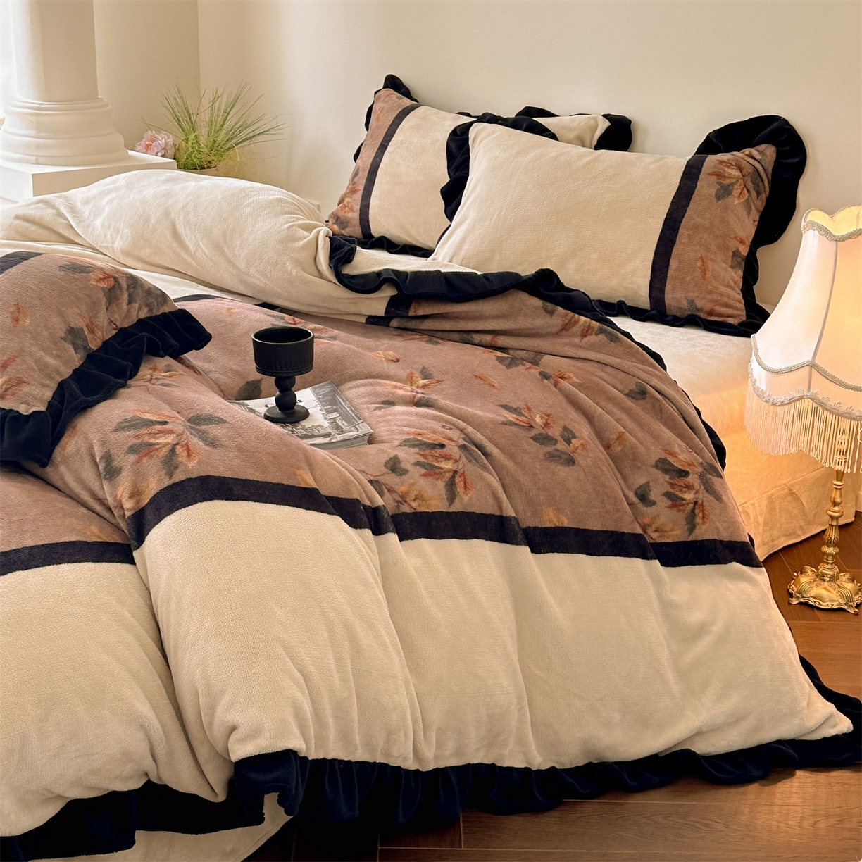 91家纺网 家纺一手货源 找家纺 （总）一左一右 2025秋冬新款法式复古风数码印花高克重花边牛奶绒四件套-莫妮卡（提供买家秀）