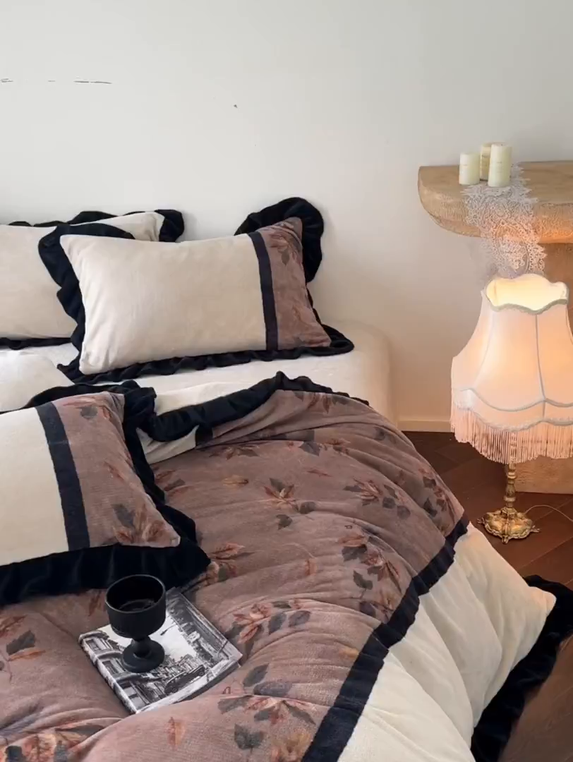 91家纺网 家纺一手货源 找家纺 （总）一左一右 2025秋冬新款法式复古风数码印花高克重花边牛奶绒四件套-莫妮卡（提供买家秀）