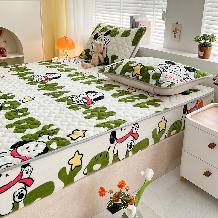 91家纺网 家纺一手货源 找家纺 铭成家纺 2025新款牛奶绒夹棉保暖床笠 乐乐狗