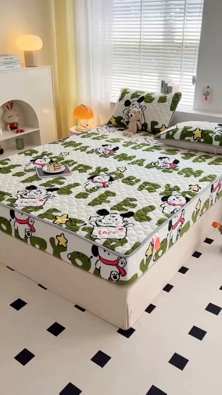 91家纺网 家纺一手货源 找家纺 铭成家纺 2025新款牛奶绒夹棉保暖床笠 乐乐狗