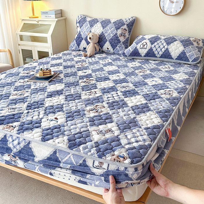 铭成家纺 2025新款牛奶绒夹棉保暖床笠 菱格小熊