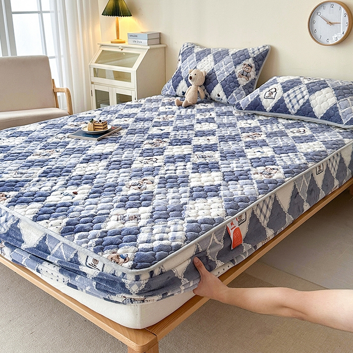 91家纺网 家纺一手货源 找家纺 铭成家纺 2025新款牛奶绒夹棉保暖床笠 菱格小熊