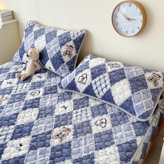 91家纺网 家纺一手货源 找家纺 铭成家纺 2025新款牛奶绒夹棉保暖床笠 菱格小熊