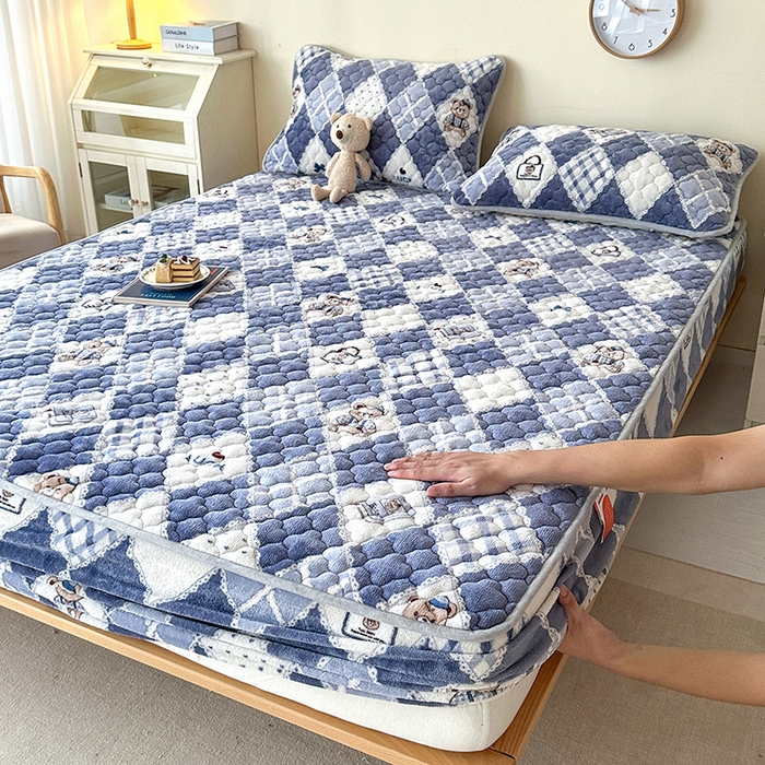 91家纺网 家纺一手货源 找家纺 铭成家纺 2025新款牛奶绒夹棉保暖床笠 菱格小熊