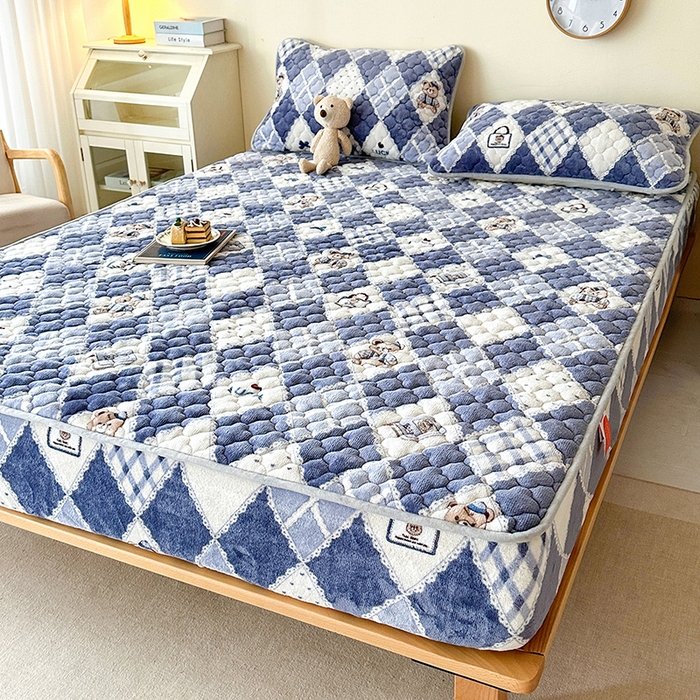 91家纺网 家纺一手货源 找家纺 铭成家纺 2025新款牛奶绒夹棉保暖床笠 菱格小熊