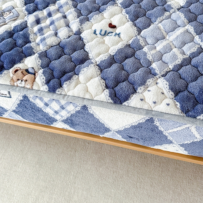 91家纺网 家纺一手货源 找家纺 铭成家纺 2025新款牛奶绒夹棉保暖床笠 菱格小熊