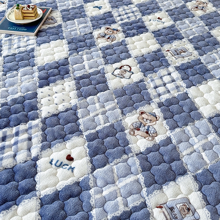 91家纺网 家纺一手货源 找家纺 铭成家纺 2025新款牛奶绒夹棉保暖床笠 菱格小熊