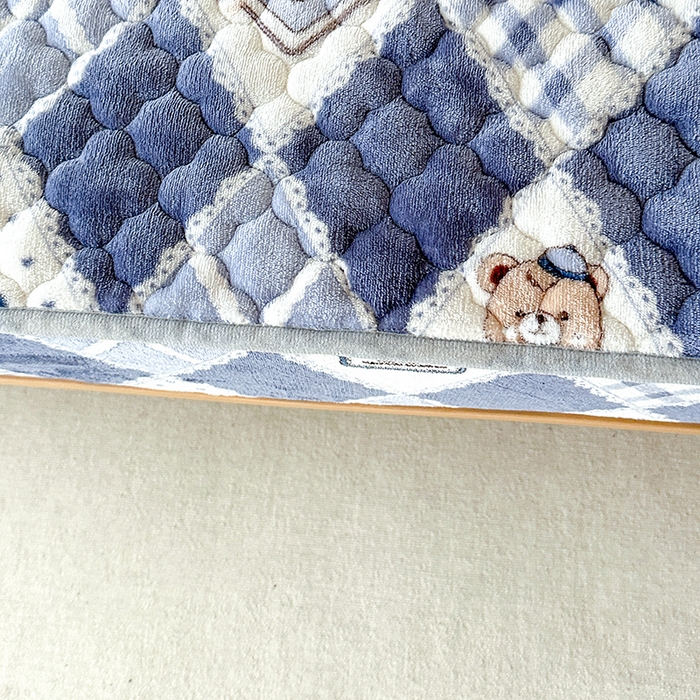 91家纺网 家纺一手货源 找家纺 铭成家纺 2025新款牛奶绒夹棉保暖床笠 菱格小熊