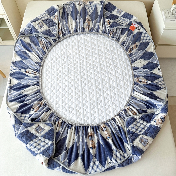 91家纺网 家纺一手货源 找家纺 铭成家纺 2025新款牛奶绒夹棉保暖床笠 菱格小熊