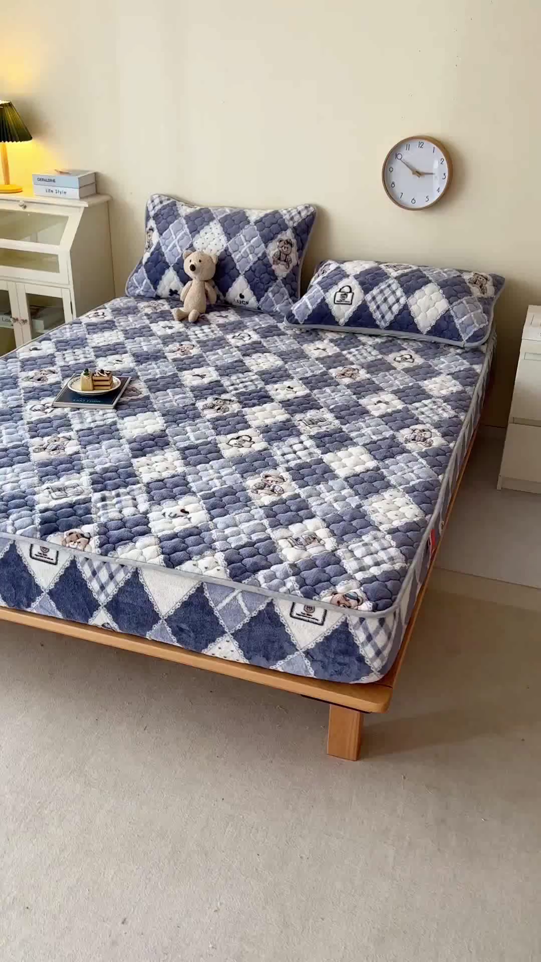 91家纺网 家纺一手货源 找家纺 铭成家纺 2025新款牛奶绒夹棉保暖床笠 菱格小熊