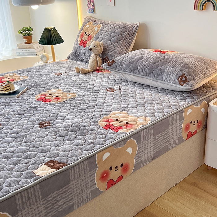 91家纺网 家纺一手货源 找家纺 铭成家纺 2025新款牛奶绒夹棉保暖床笠 绅士熊