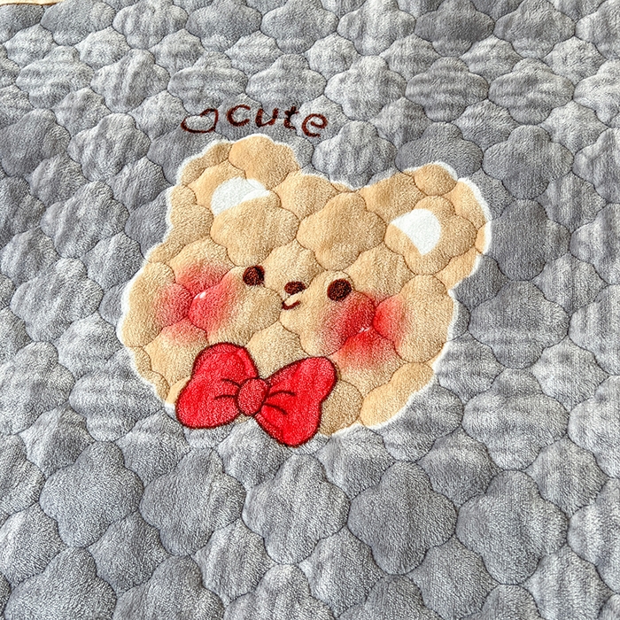 91家纺网 家纺一手货源 找家纺 铭成家纺 2025新款牛奶绒夹棉保暖床笠 绅士熊