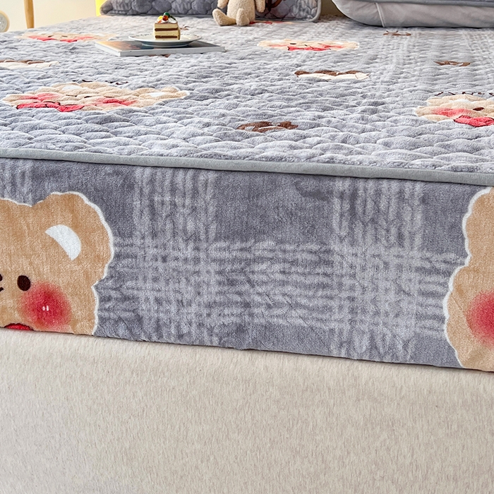 91家纺网 家纺一手货源 找家纺 铭成家纺 2025新款牛奶绒夹棉保暖床笠 绅士熊