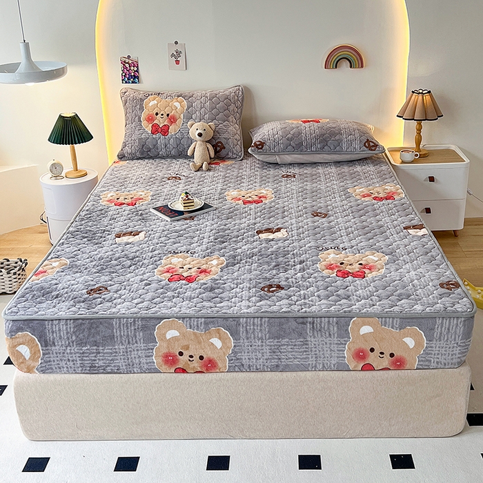 91家纺网 家纺一手货源 找家纺 铭成家纺 2025新款牛奶绒夹棉保暖床笠 绅士熊