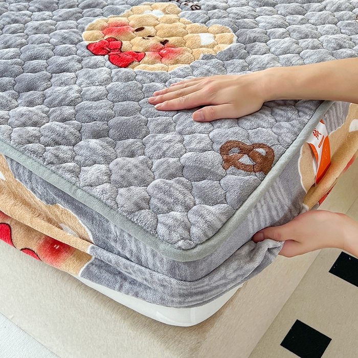 91家纺网 家纺一手货源 找家纺 铭成家纺 2025新款牛奶绒夹棉保暖床笠 绅士熊