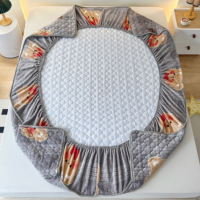 91家纺网 家纺一手货源 找家纺 铭成家纺 2025新款牛奶绒夹棉保暖床笠 绅士熊