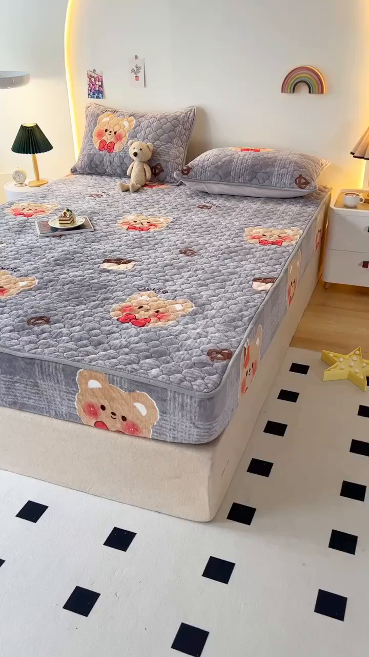 91家纺网 家纺一手货源 找家纺 铭成家纺 2025新款牛奶绒夹棉保暖床笠 绅士熊