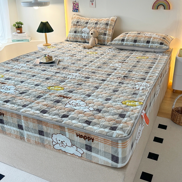 91家纺网 家纺一手货源 找家纺 铭成家纺 2025新款牛奶绒夹棉保暖床笠 顽皮狗