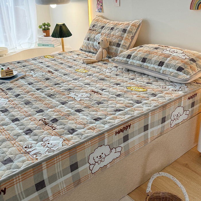 91家纺网 家纺一手货源 找家纺 铭成家纺 2025新款牛奶绒夹棉保暖床笠 顽皮狗