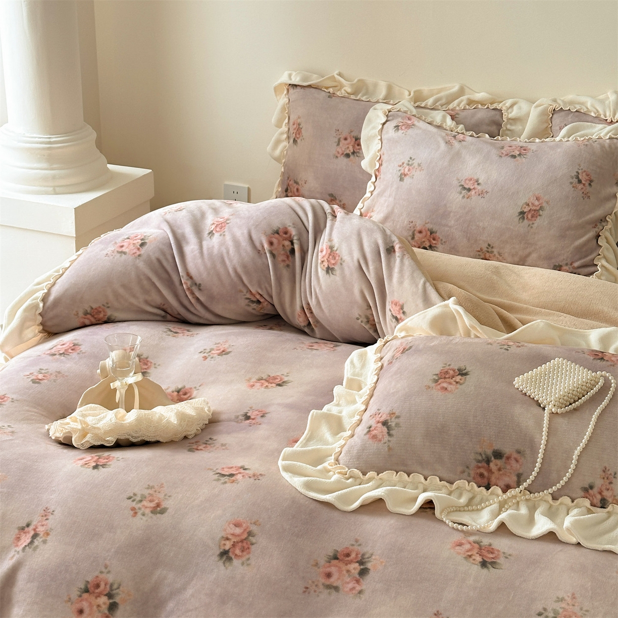 91家纺网 家纺一手货源 找家纺 一左一右 2025秋冬新款法式少女风数码印花高克重花边牛奶绒四件套-薄雾玫瑰（提供买家秀） 薄雾玫瑰-奶酪