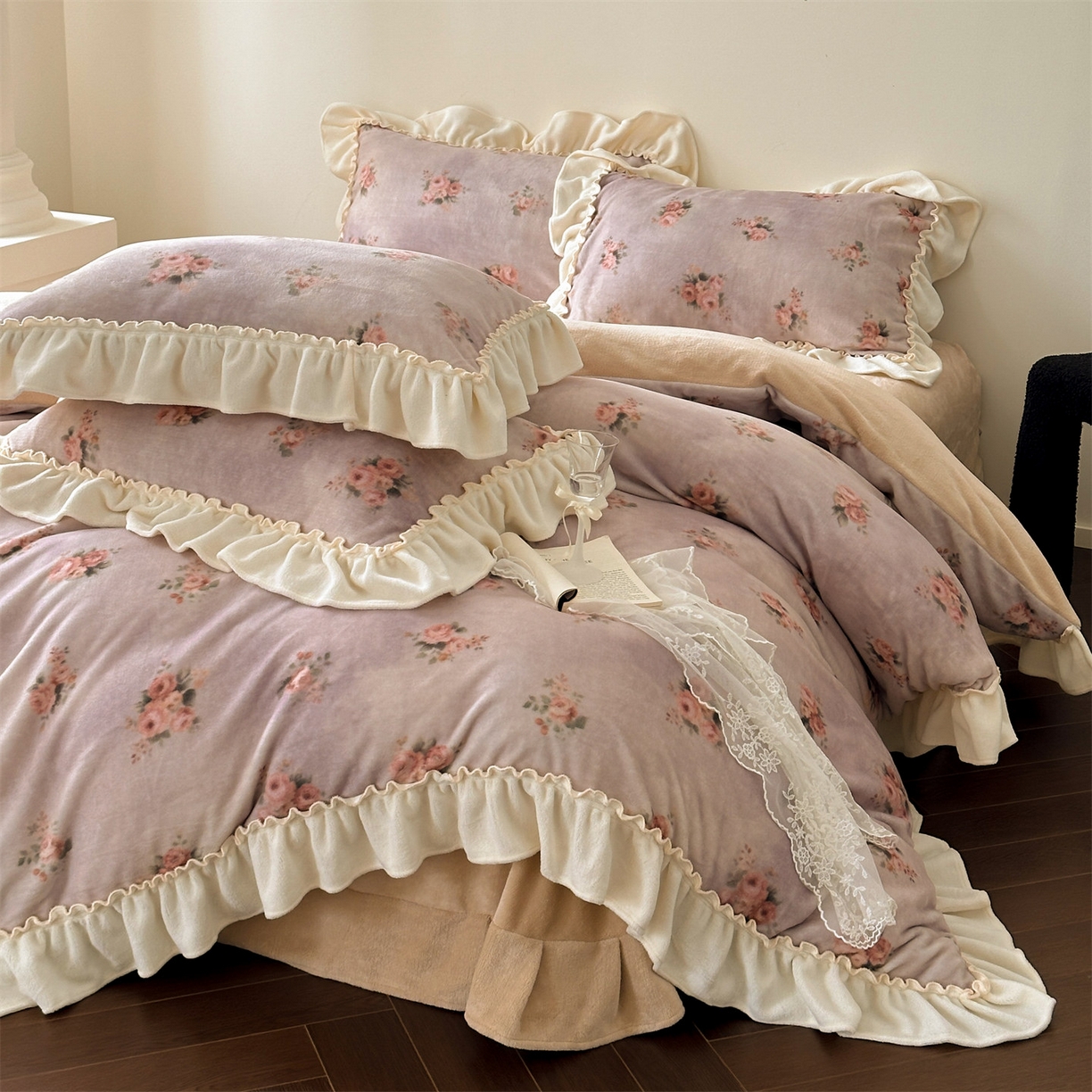 91家纺网 家纺一手货源 找家纺 一左一右 2025秋冬新款法式少女风数码印花高克重花边牛奶绒四件套-薄雾玫瑰（提供买家秀） 薄雾玫瑰-奶酪