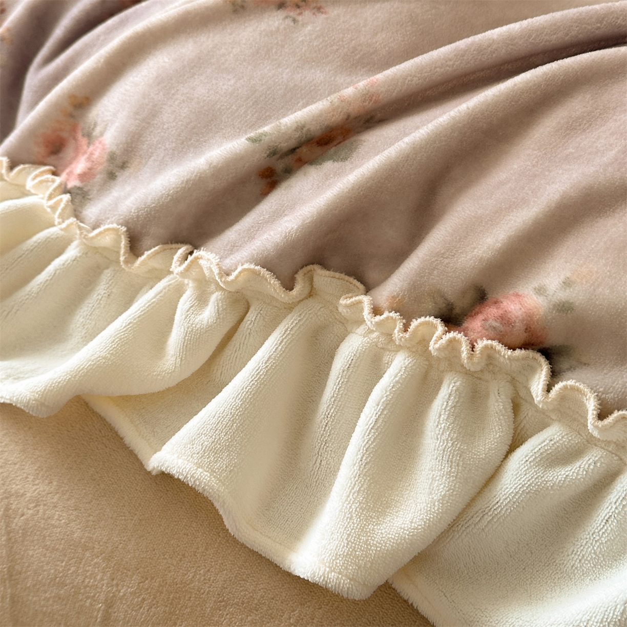 91家纺网 家纺一手货源 找家纺 一左一右 2025秋冬新款法式少女风数码印花高克重花边牛奶绒四件套-薄雾玫瑰（提供买家秀） 薄雾玫瑰-奶酪