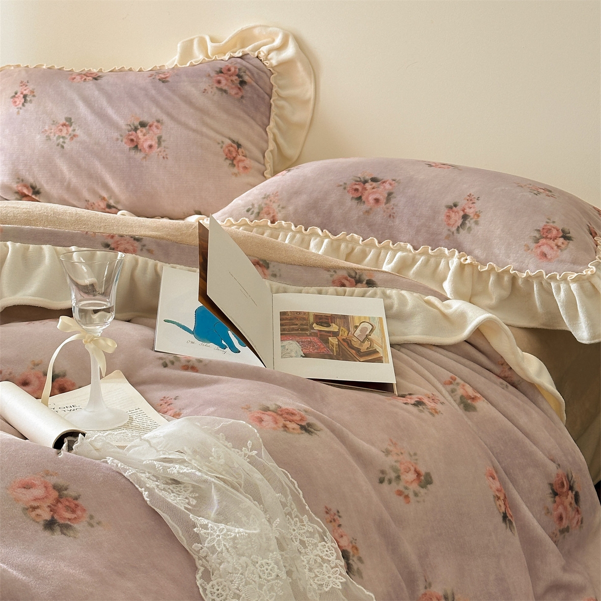 91家纺网 家纺一手货源 找家纺 一左一右 2025秋冬新款法式少女风数码印花高克重花边牛奶绒四件套-薄雾玫瑰（提供买家秀） 薄雾玫瑰-奶酪