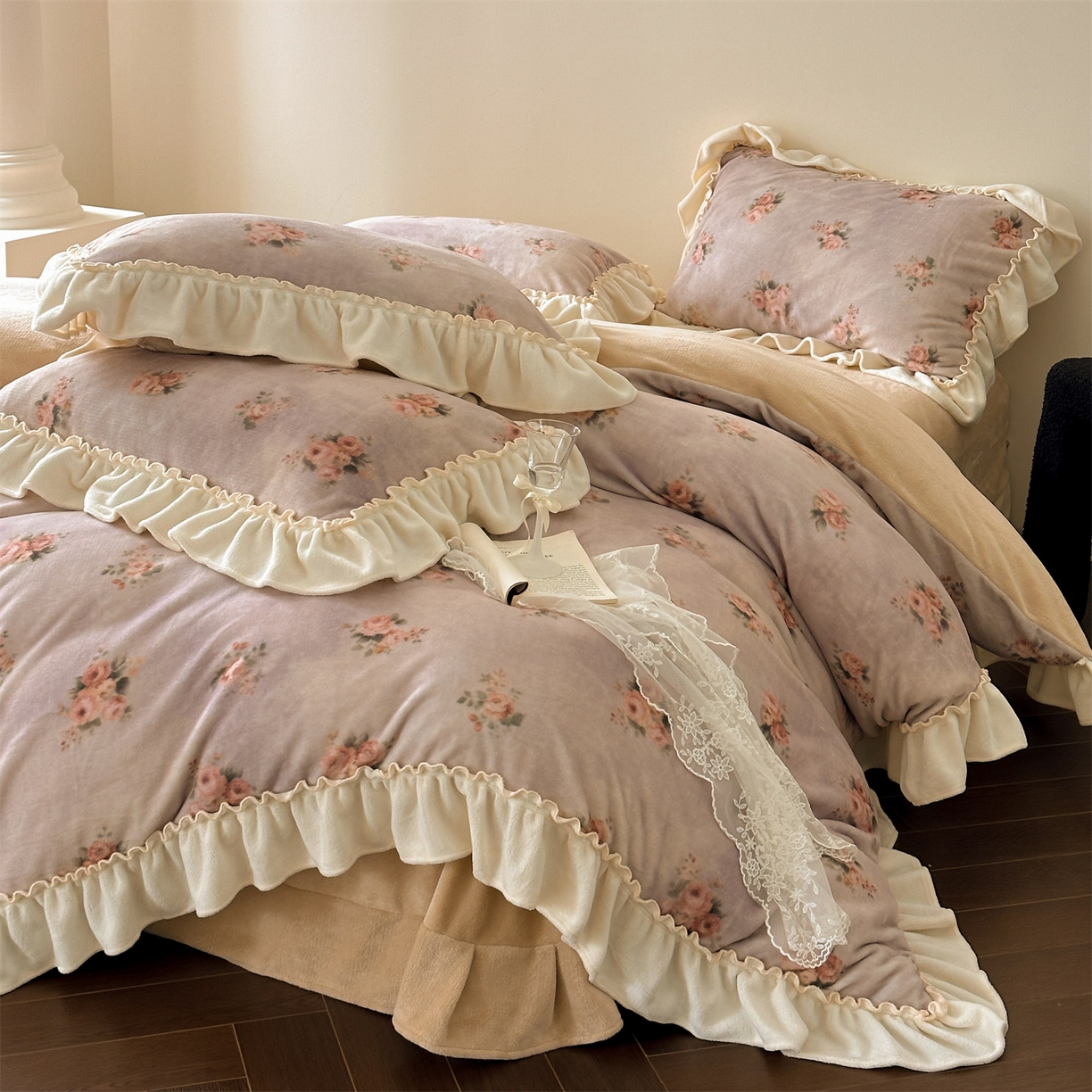 91家纺网 家纺一手货源 找家纺 一左一右 2025秋冬新款法式少女风数码印花高克重花边牛奶绒四件套-薄雾玫瑰（提供买家秀） 薄雾玫瑰-奶酪