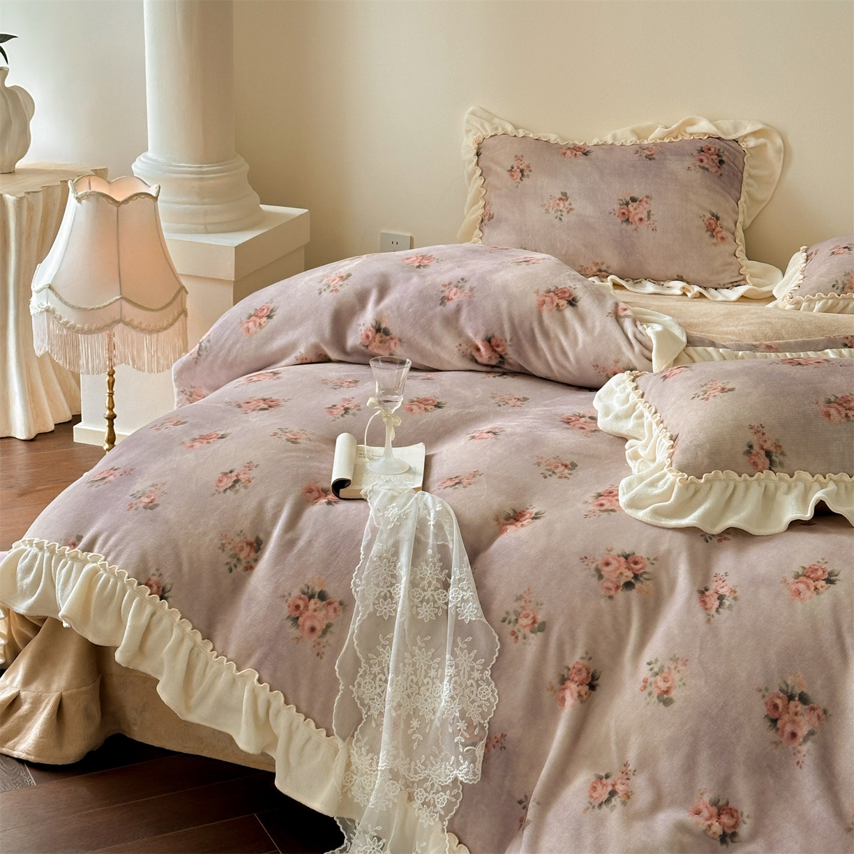 91家纺网 家纺一手货源 找家纺 一左一右 2025秋冬新款法式少女风数码印花高克重花边牛奶绒四件套-薄雾玫瑰（提供买家秀） 薄雾玫瑰-奶酪