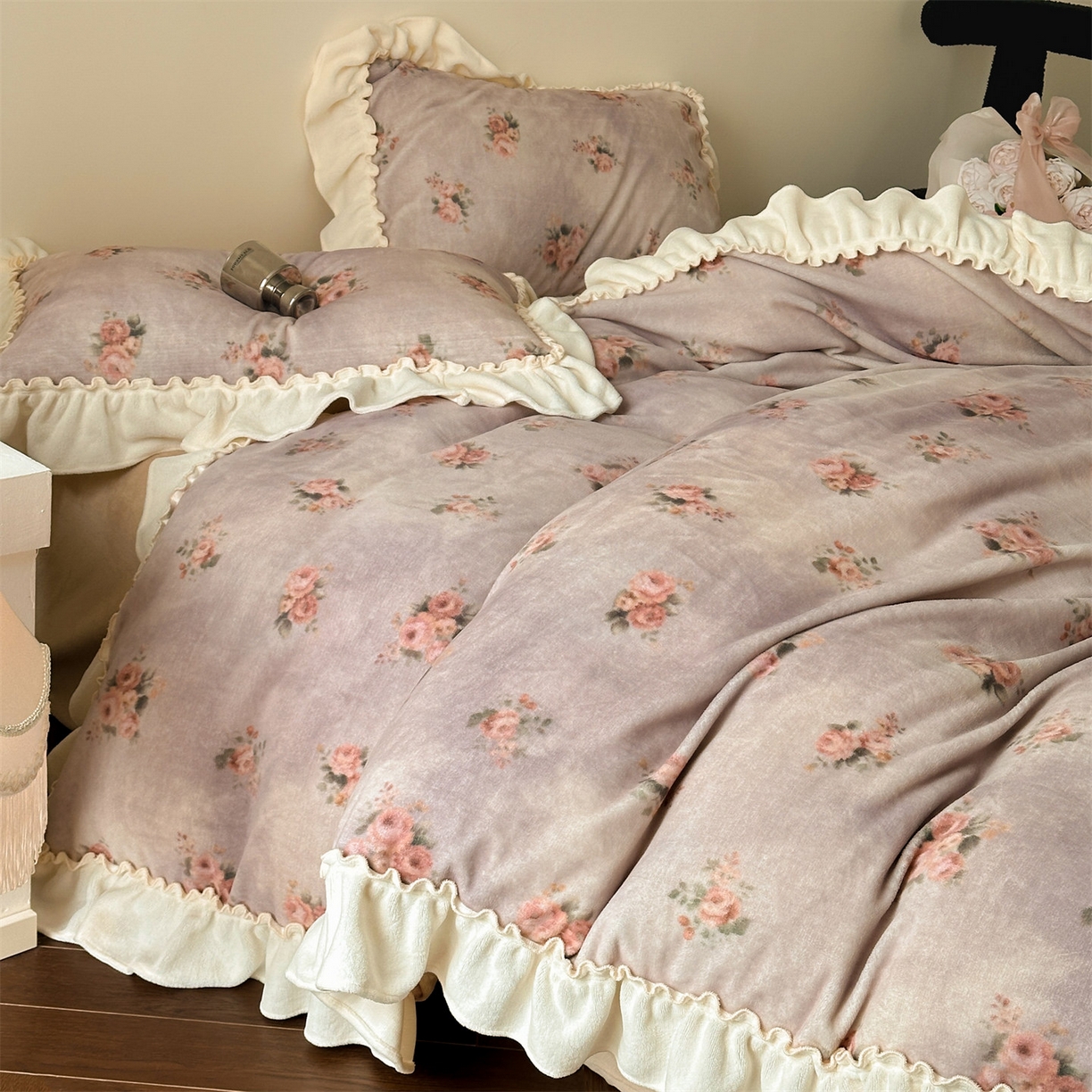 91家纺网 家纺一手货源 找家纺 一左一右 2025秋冬新款法式少女风数码印花高克重花边牛奶绒四件套-薄雾玫瑰（提供买家秀） 薄雾玫瑰-奶酪