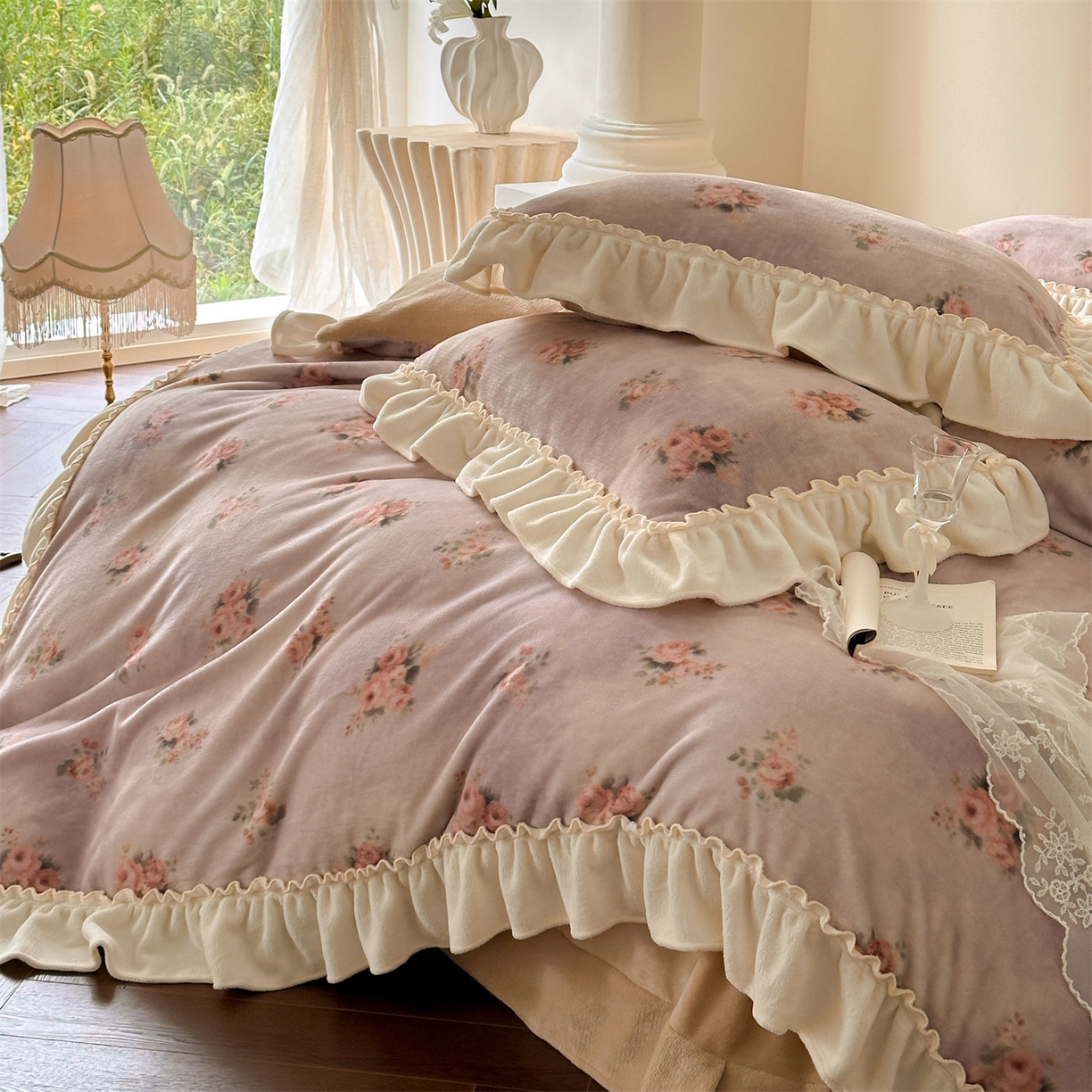 91家纺网 家纺一手货源 找家纺 一左一右 2025秋冬新款法式少女风数码印花高克重花边牛奶绒四件套-薄雾玫瑰（提供买家秀） 薄雾玫瑰-奶酪