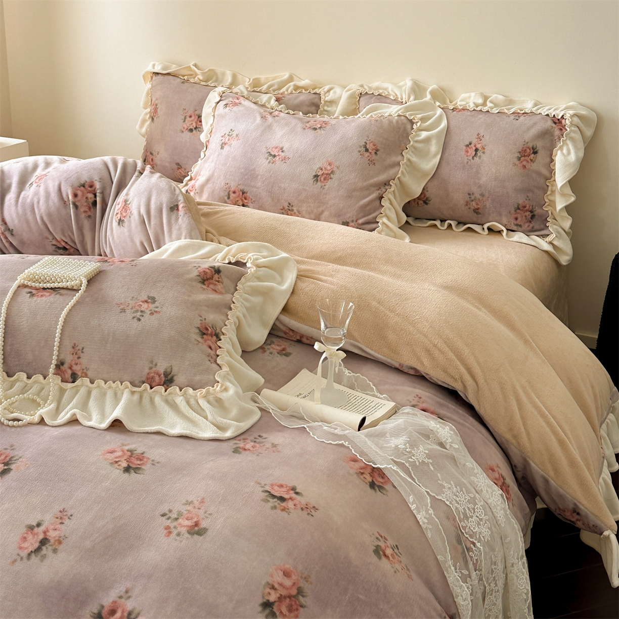 91家纺网 家纺一手货源 找家纺 一左一右 2025秋冬新款法式少女风数码印花高克重花边牛奶绒四件套-薄雾玫瑰（提供买家秀） 薄雾玫瑰-奶酪