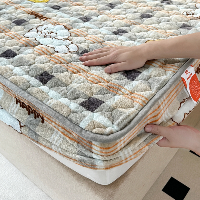 91家纺网 家纺一手货源 找家纺 铭成家纺 2025新款牛奶绒夹棉保暖床笠 顽皮狗