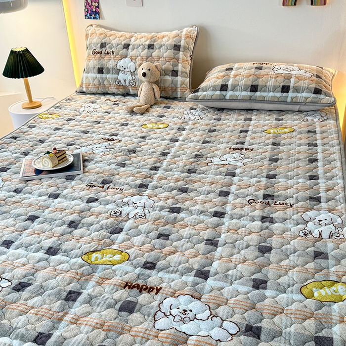 91家纺网 家纺一手货源 找家纺 铭成家纺 2025新款牛奶绒夹棉保暖床笠 顽皮狗