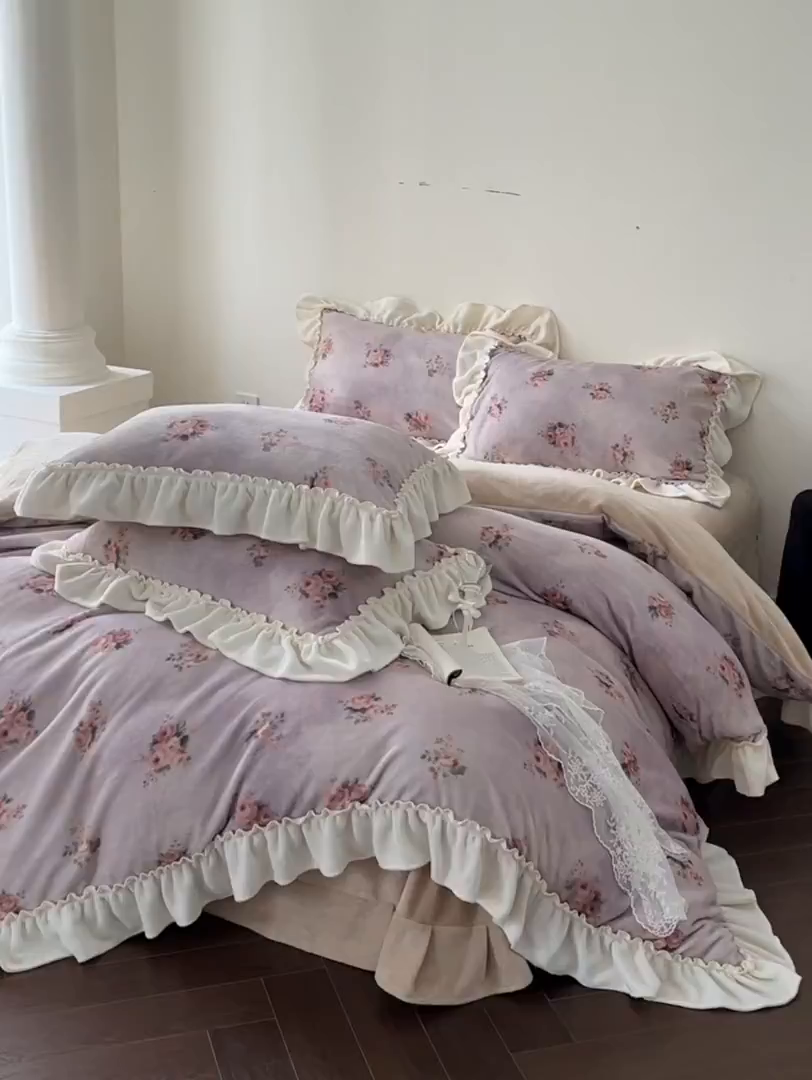 91家纺网 家纺一手货源 找家纺 一左一右 2025秋冬新款法式少女风数码印花高克重花边牛奶绒四件套-薄雾玫瑰（提供买家秀） 薄雾玫瑰-奶酪