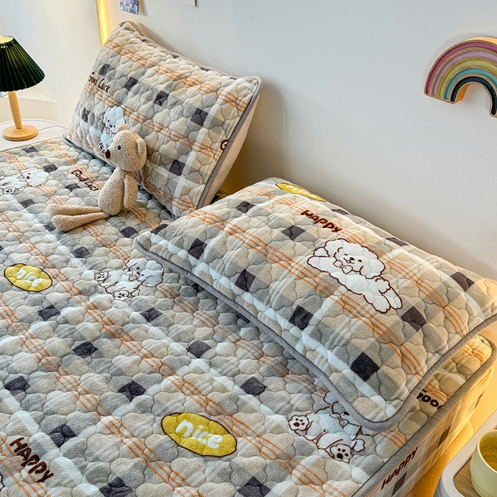 91家纺网 家纺一手货源 找家纺 铭成家纺 2025新款牛奶绒夹棉保暖床笠 顽皮狗