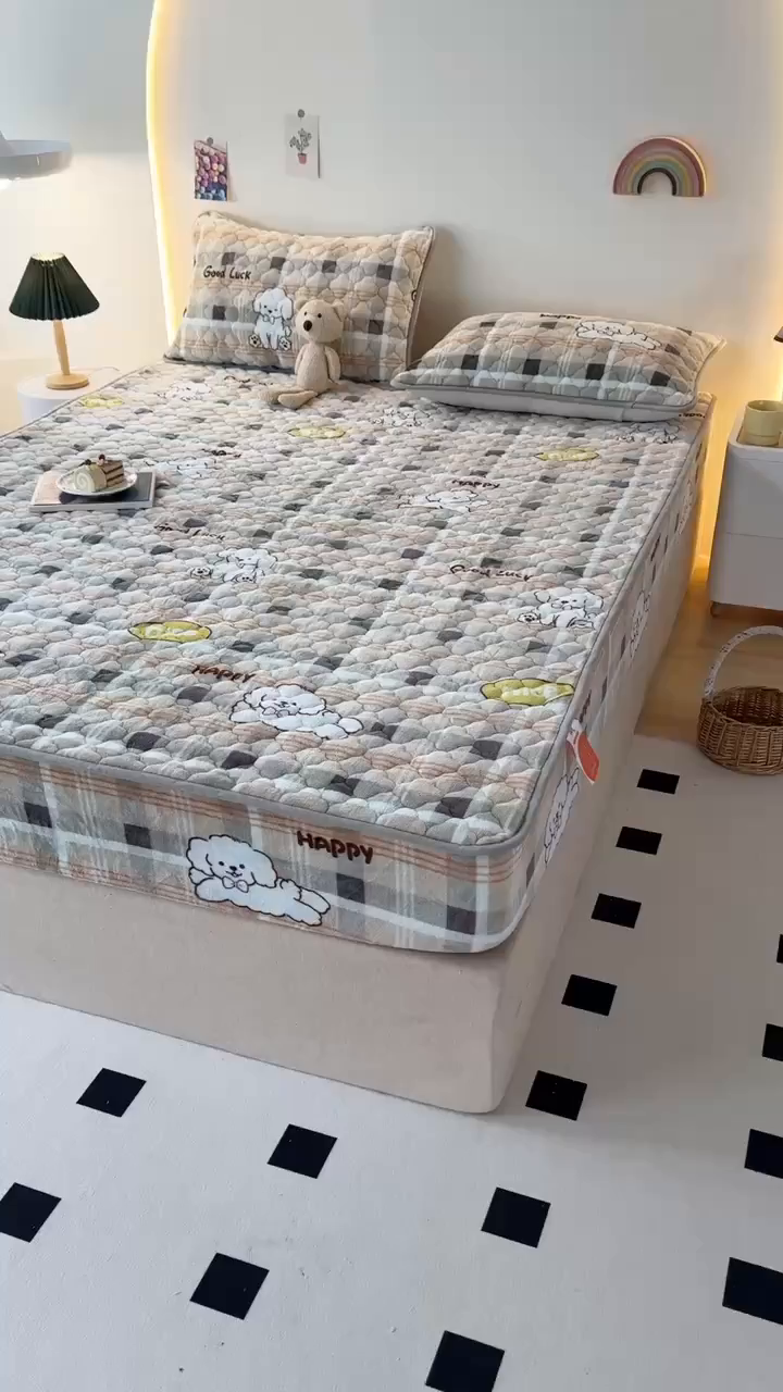 91家纺网 家纺一手货源 找家纺 铭成家纺 2025新款牛奶绒夹棉保暖床笠 顽皮狗