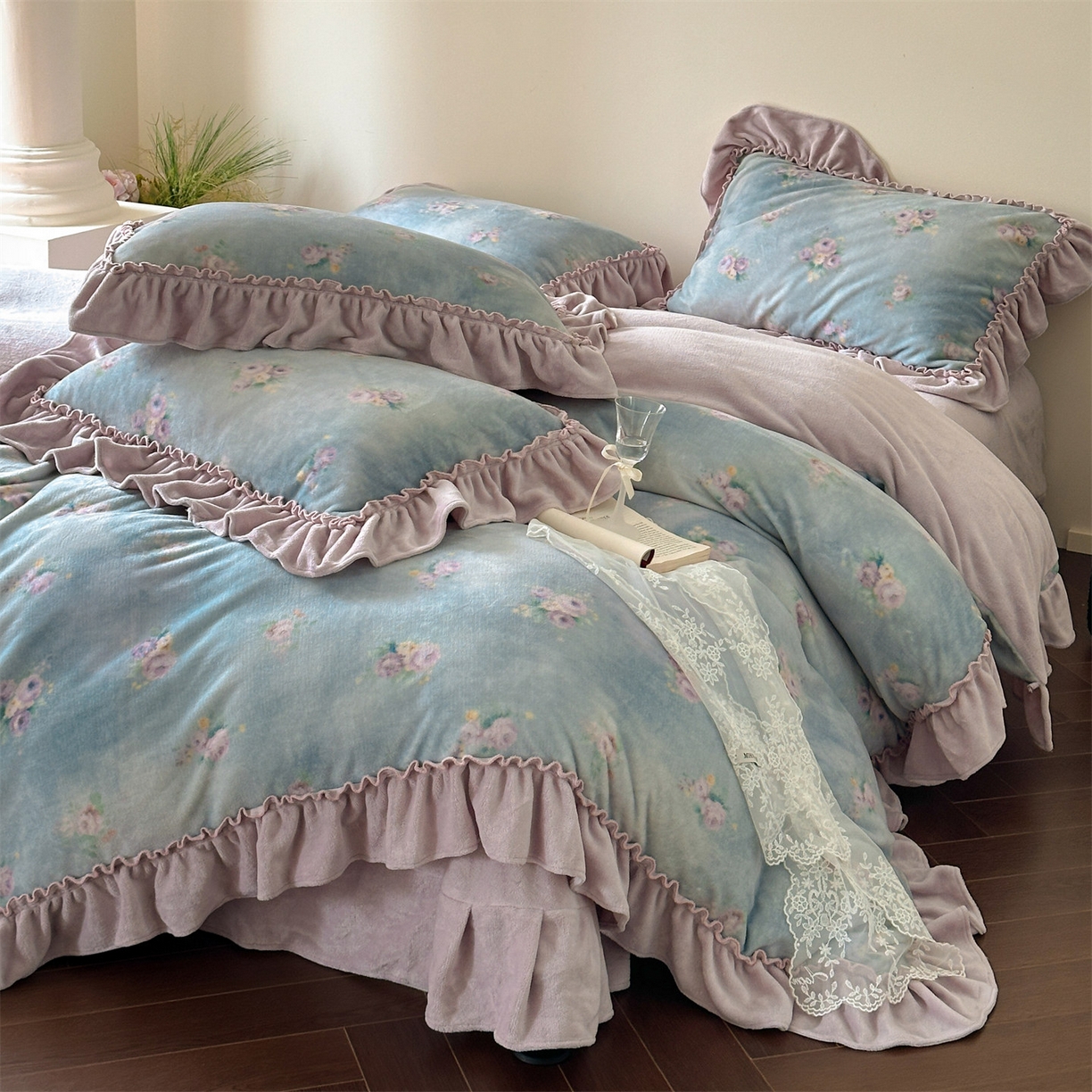 91家纺网 家纺一手货源 找家纺 一左一右 2025秋冬新款法式少女风数码印花高克重花边牛奶绒四件套-薄雾玫瑰（提供买家秀） 薄雾玫瑰-丁香