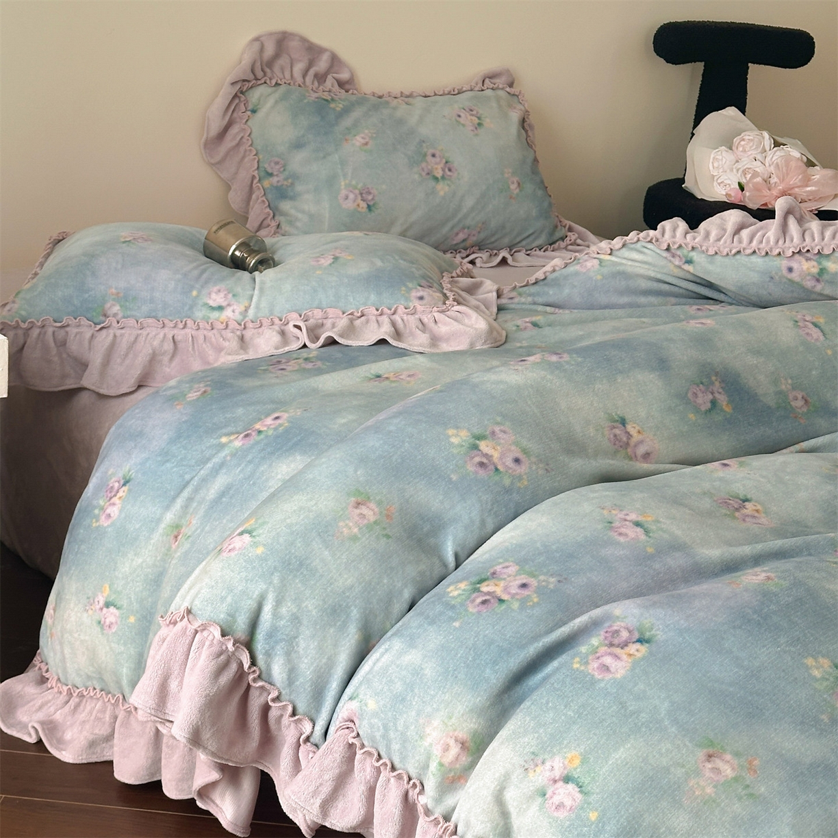 91家纺网 家纺一手货源 找家纺 一左一右 2025秋冬新款法式少女风数码印花高克重花边牛奶绒四件套-薄雾玫瑰（提供买家秀） 薄雾玫瑰-丁香