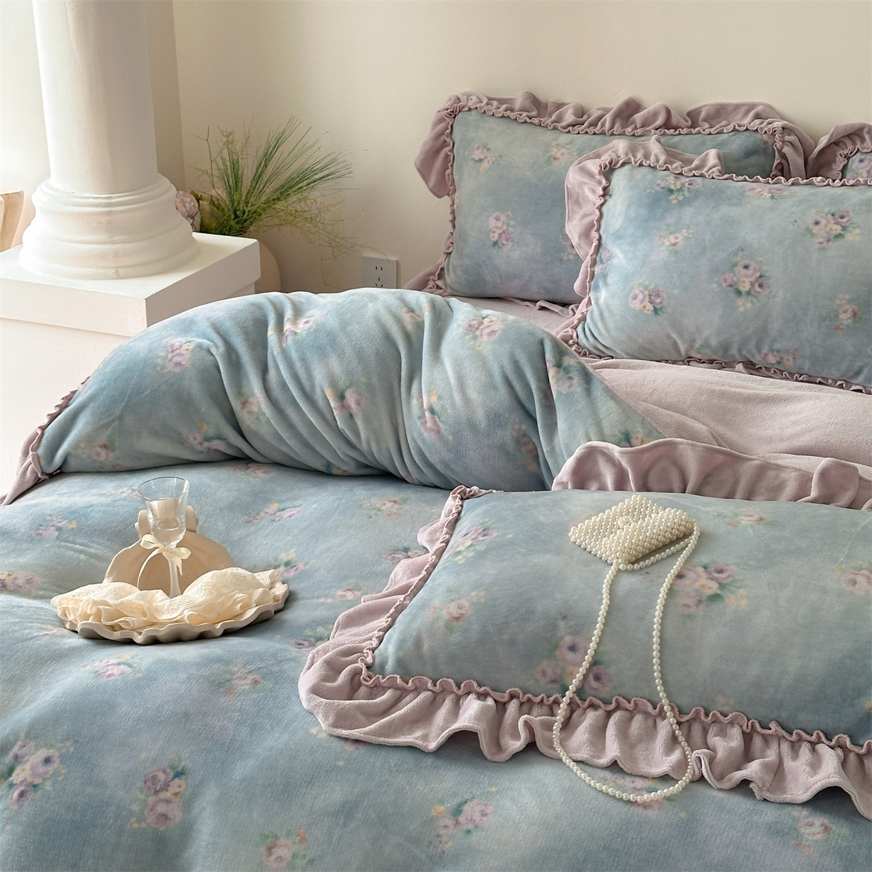 91家纺网 家纺一手货源 找家纺 一左一右 2025秋冬新款法式少女风数码印花高克重花边牛奶绒四件套-薄雾玫瑰（提供买家秀） 薄雾玫瑰-丁香