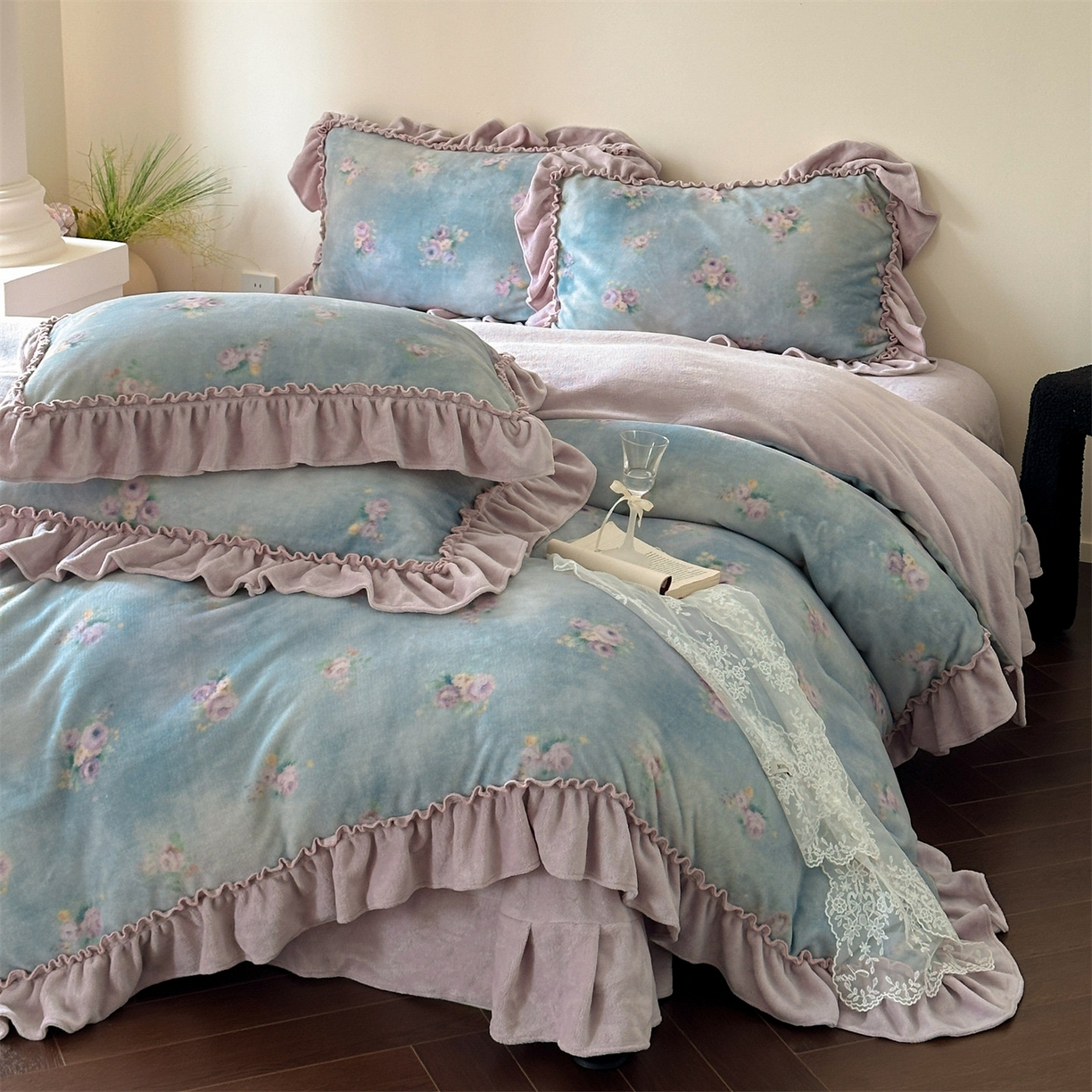 91家纺网 家纺一手货源 找家纺 一左一右 2025秋冬新款法式少女风数码印花高克重花边牛奶绒四件套-薄雾玫瑰（提供买家秀） 薄雾玫瑰-丁香