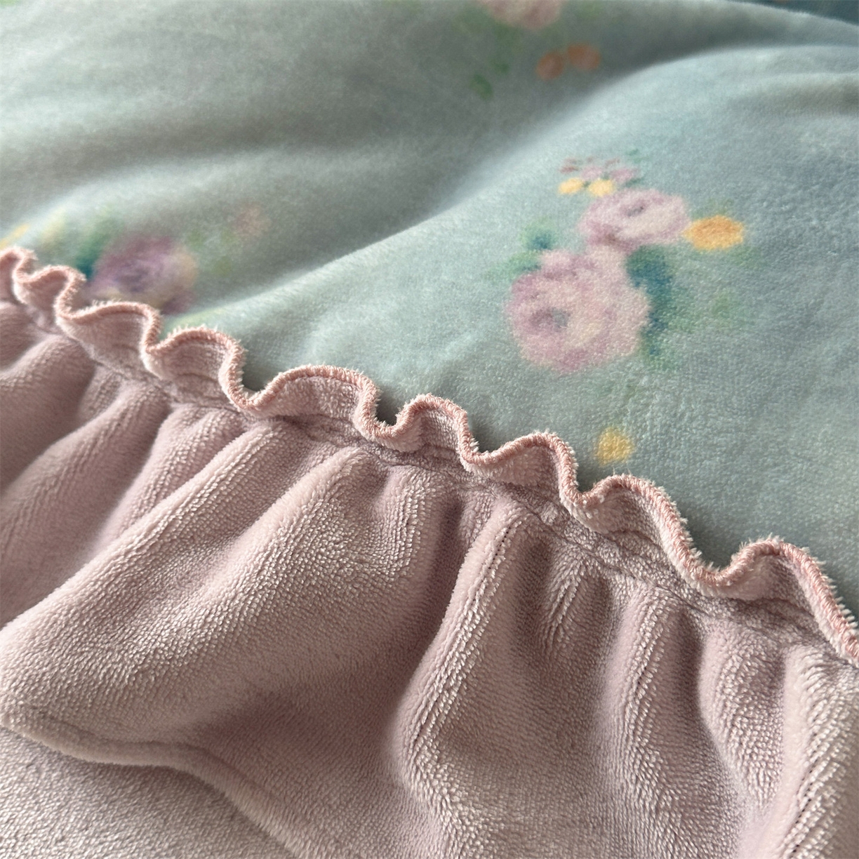 91家纺网 家纺一手货源 找家纺 一左一右 2025秋冬新款法式少女风数码印花高克重花边牛奶绒四件套-薄雾玫瑰（提供买家秀） 薄雾玫瑰-丁香