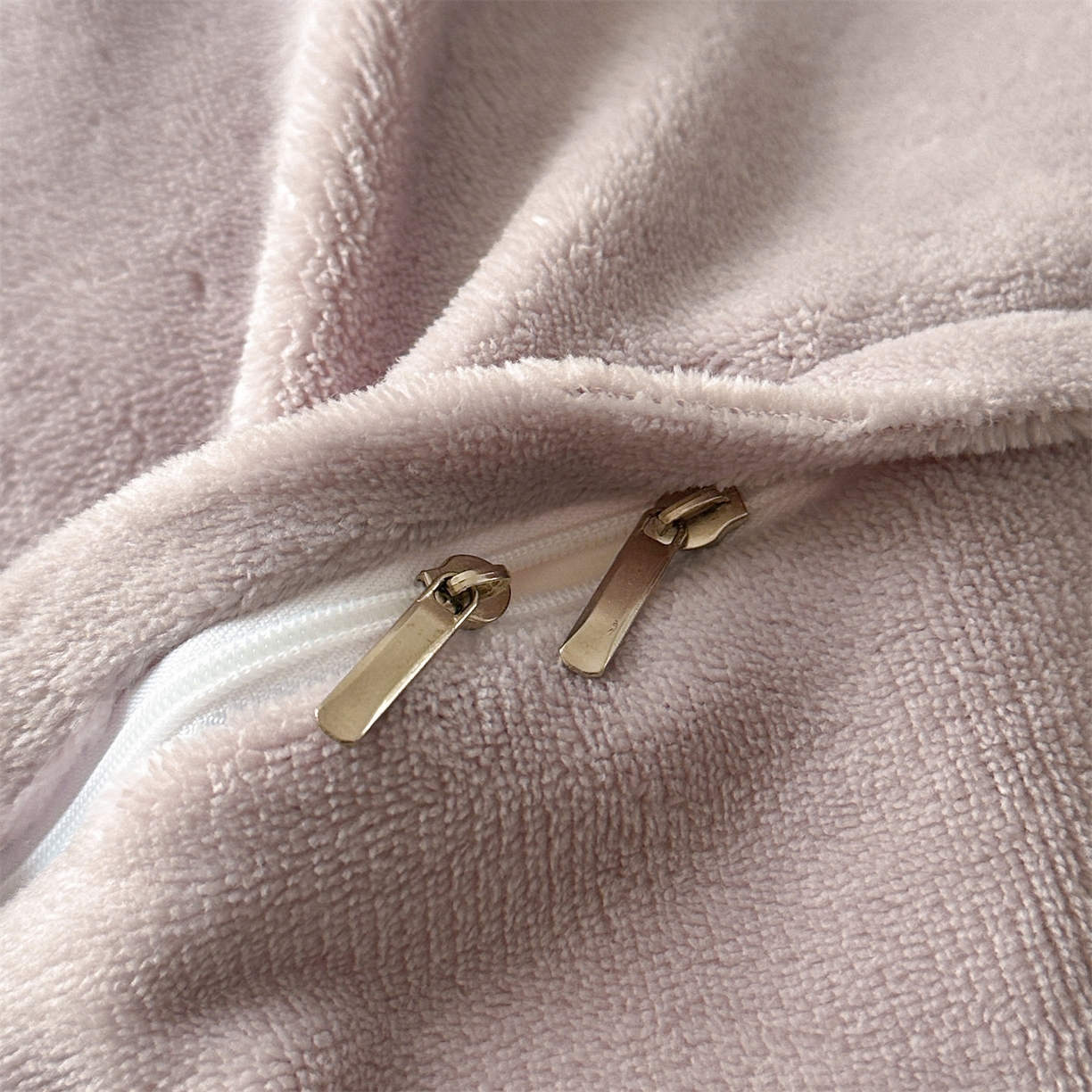 91家纺网 家纺一手货源 找家纺 一左一右 2025秋冬新款法式少女风数码印花高克重花边牛奶绒四件套-薄雾玫瑰（提供买家秀） 薄雾玫瑰-丁香