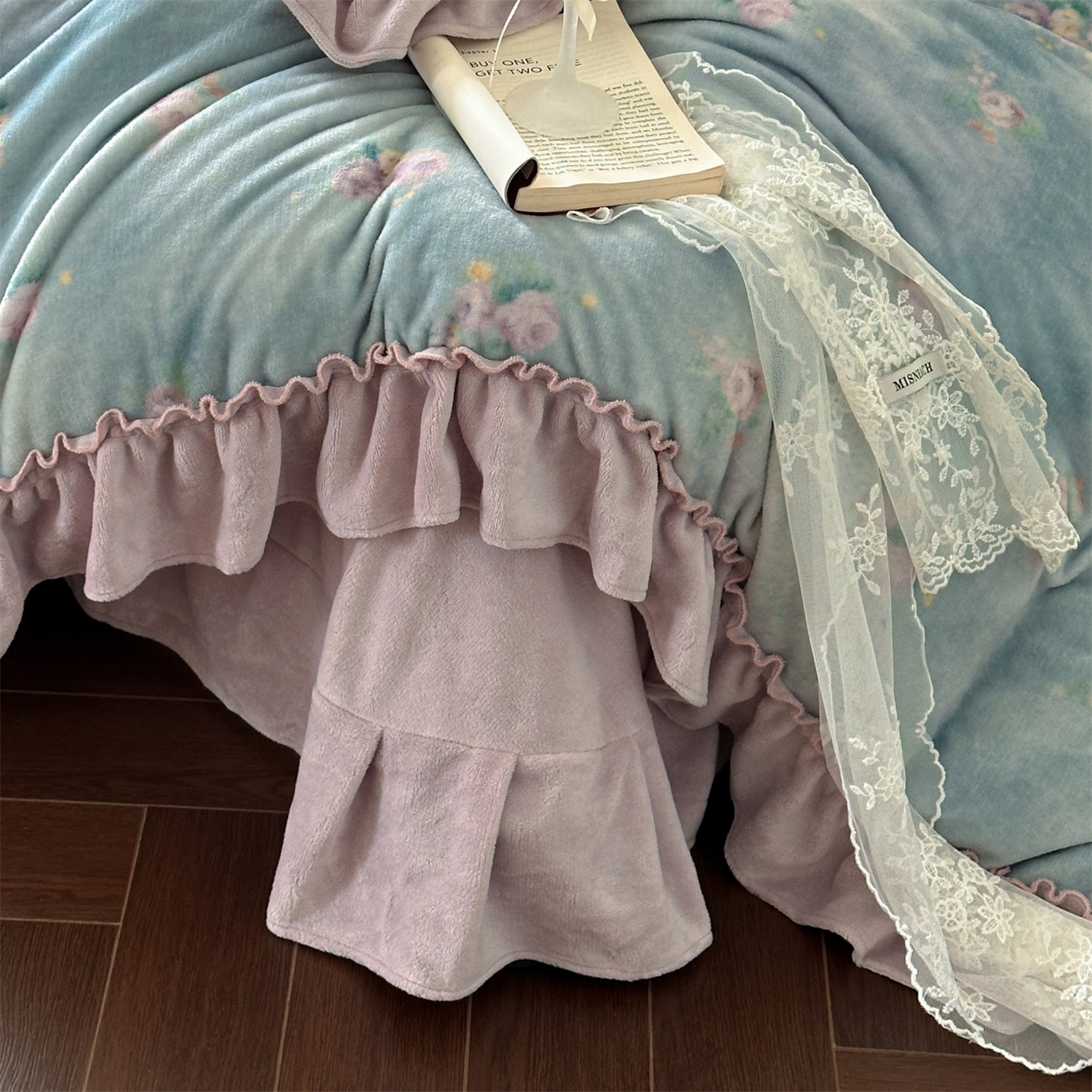 91家纺网 家纺一手货源 找家纺 一左一右 2025秋冬新款法式少女风数码印花高克重花边牛奶绒四件套-薄雾玫瑰（提供买家秀） 薄雾玫瑰-丁香